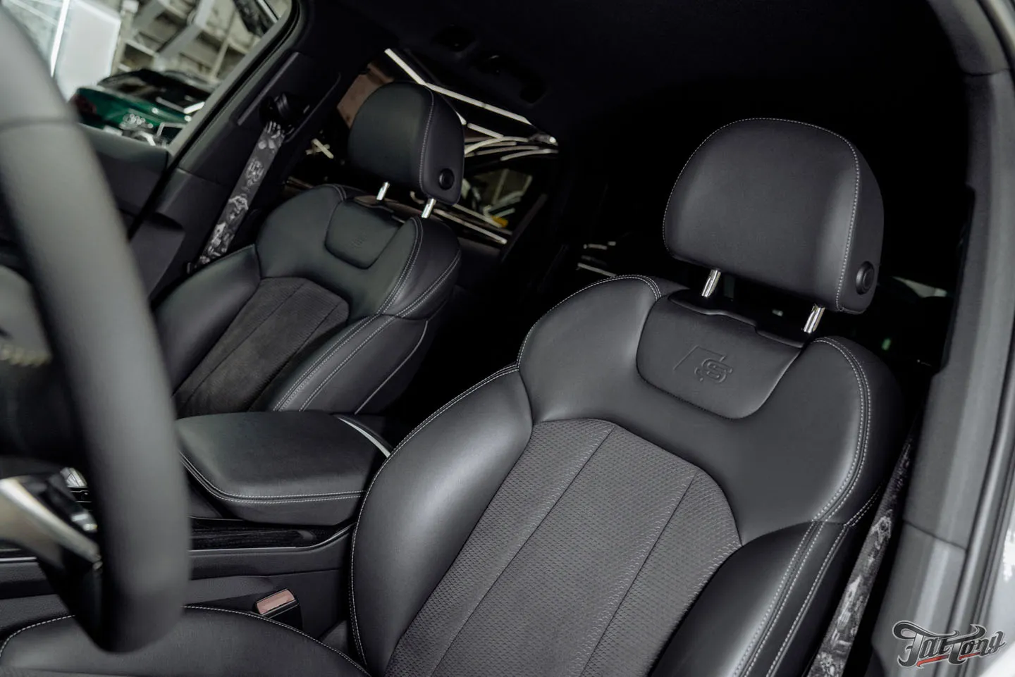 Отремонтировали бампера на Audi Q7, оклеили переднюю часть кузова полиуретаном, отполировали и покрыли керамикой кузов, провели химчистку салона и установили ремни безопасности с принтом